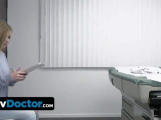 Bela jovem grávida paciente fica prepared por maravilhosa assed enfermeira antes o medico delivers sua especial terapia