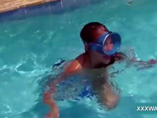 Ανώτερος μελαχρινός/ή κλήση κορίτσι καραμέλα swims υποθαλάσσια