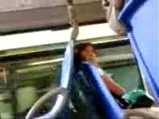 Medlem blinkende til exciting kvinne i den buss