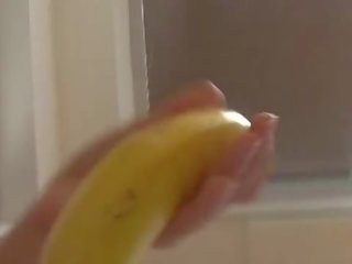 How-to: jong brunette lassie onderwijst gebruik een banaan